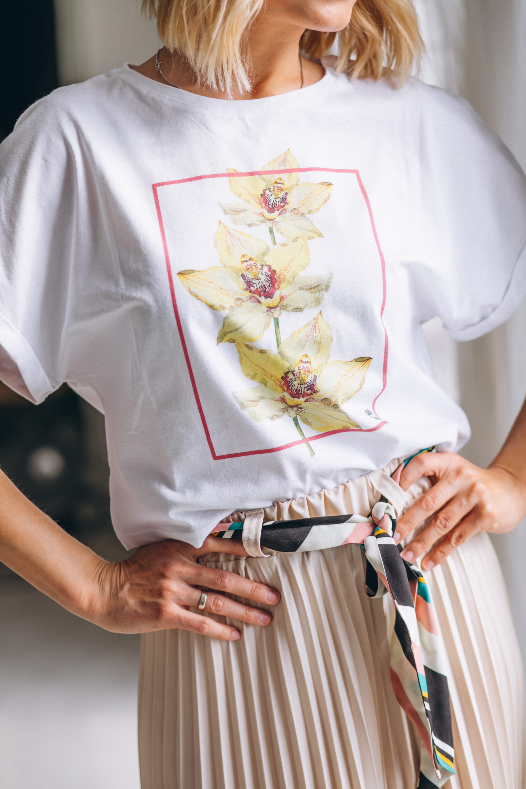 A women wearing DTF printing shirt